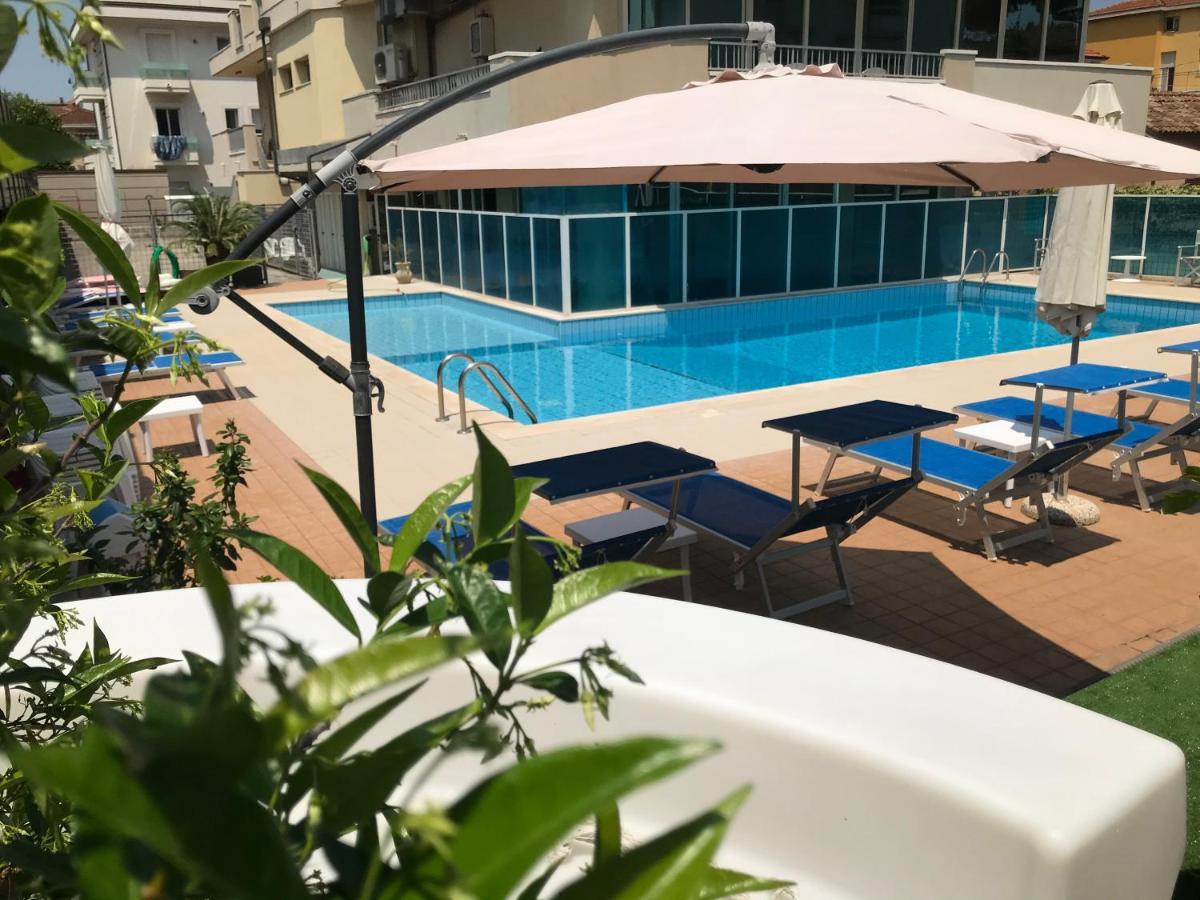 Hotel Apogeo - Breakfast Experience Rimini Exteriér fotografie